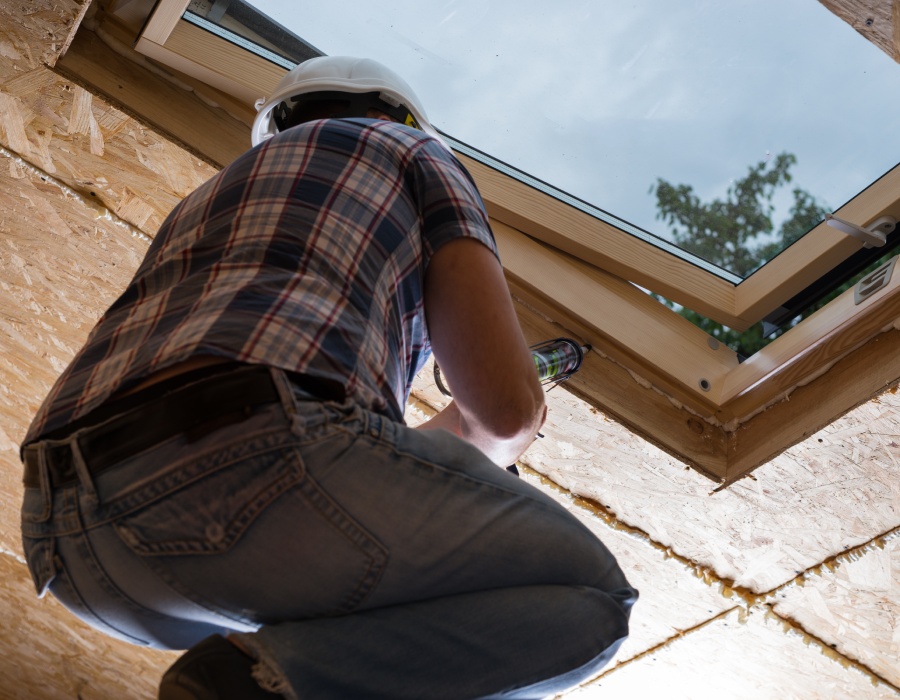 Pose de fenêtre de toit